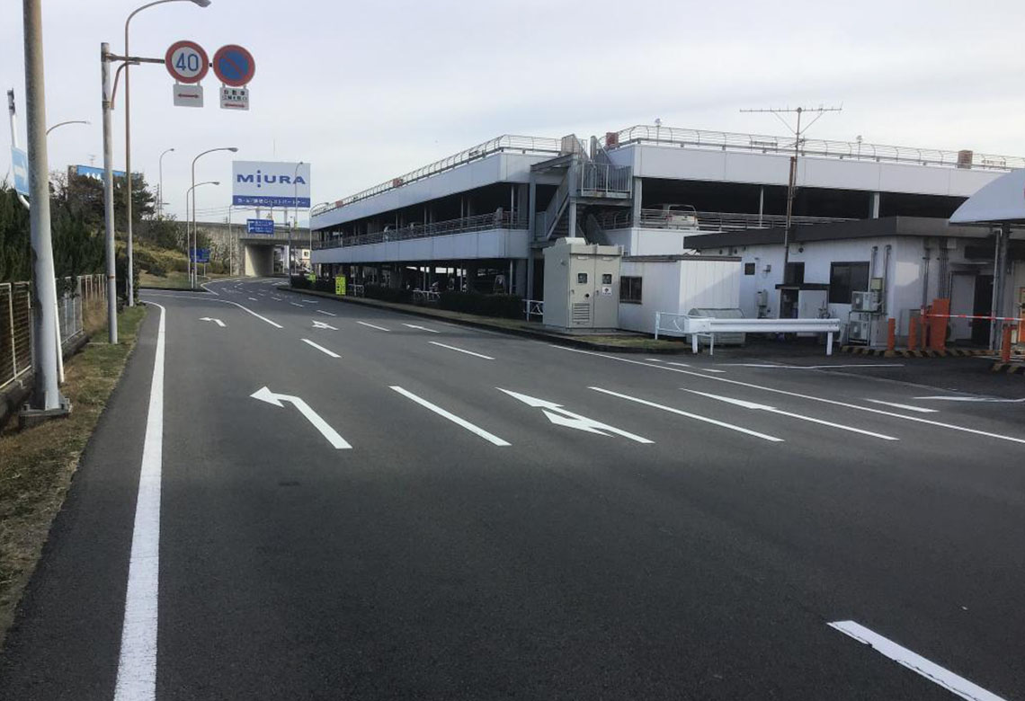 松山空港道路駐車場灯